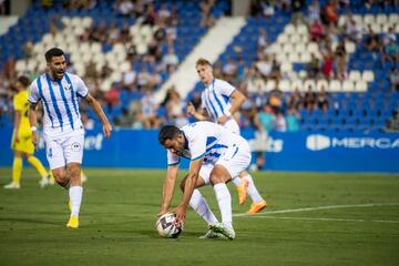 Qasmi recoge el balón tras su gol con Fede Vico celebrándolo a su lado. 