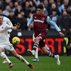 Edson Álvarez disputó todo el encuentro y el West Ham le pegó al Manchester United
