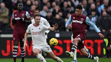 West Ham United's Mexican midfielder #19 Edson Alvarez (R) vies with Manchester United Northern Irish defender #35 Jonny Evans (L) during the English Premier League football match between West Ham United and Manchester United at the London Stadium, in London on December 23, 2023. (Photo by Ben Stansall / AFP) / RESTRICTED TO EDITORIAL USE. No use with unauthorized audio, video, data, fixture lists, club/league logos or 'live' services. Online in-match use limited to 120 images. An additional 40 images may be used in extra time. No video emulation. Social media in-match use limited to 120 images. An additional 40 images may be used in extra time. No use in betting publications, games or single club/league/player publications. /