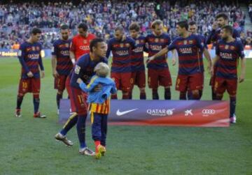 Neymar con su hijo tras posar en el once inicial.