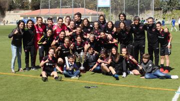 El CD Tacon celebra el título de campeón del grupo V de Segunda División.