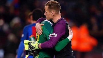 Detallazo de Ter Stegen con Javi Varas por su actuación