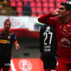 Varas supera a Villalobos y es goleador histórico de Ñublense