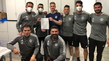 Carnero muestra su alta junto con el grupo médico y de recuperadores del Real Valladolid.