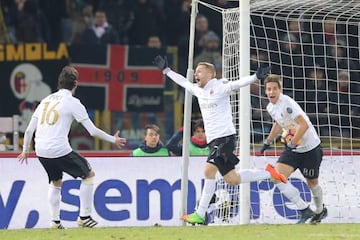 Deulofeu (en el centro) celebra el gol de Pasalic (derecha) al Bolonia.