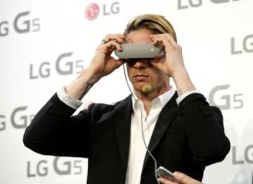 Fernando Torres probando la realidad virtual del nuevo LG.