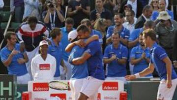 Tsonga se abraza al capit&aacute;n Clement con Gasquet de testigo.