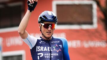 Marco Frigo celebra su triunfo en el Tour de los Alpes.