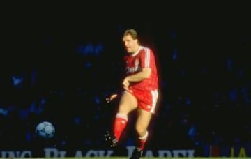 Actualmente comentarista de televisión, el centrocampista danés Jan Molby es conocido fundamentalmente por su paso por el Liverpool. En la imagen en un partido en Anfield ante el Everton en 1991.