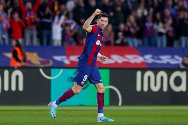 El jugador polaco del Barcelona, Robert Lewandowski, celebra el empate ante el Alavés. 

