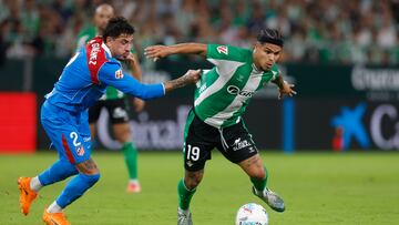 Giménez, ante Cucho en el partido entre el Betis y el Atlético.