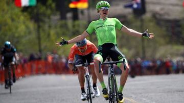 Toms Skujins celebra su triunfo en la quinta etapa de la Vuelta a California con final en el Lago Tahoe.