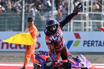 Jorge Martín celebra sobre la moto su victoria en la carrera del GP de Indonesia.