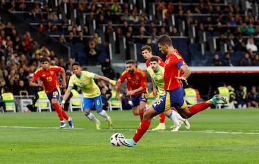 1-0. Rodrigo Hernández, con la pierna derecha, lanza potente y al medio para superar a Bento.