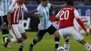 Lionel Messi enfrentando a Paraguay en el debut de la Copa América 2015.