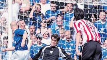 <b>APRETADO. </b>Aranzubia desvía un remate de Johnson, el delantero más incisivo del Everton.