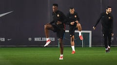 Yerry Mina, en un entrenamiento del Bar&ccedil;a.