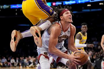 El jugador de los Lakers Rui Hachimura pasa por encima de Aaron Gordon, que se hace sitio para anotar tras un amago. El alero es una de las piezas fundamentales de Denver Nuggets, el equipo que ha barrido a los angelinos (4-0), ha ganado la Conferencia Oeste y va a jugar la primera final de la NBA en toda la historia de la franquicia. 