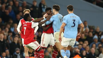 Manchester City dio un paso importante rumbo a un nuevo título de Premier League, cuando derrotaron al Arsenal con un aplastante 4-1 desde Etihad Stadium.