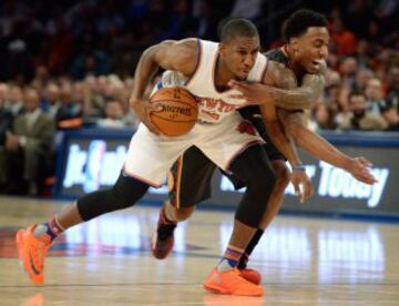 Langston Galloway de los Knicks disputa el balón con Jeff Teague de los Hawks.