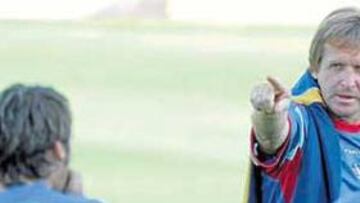 <b>¡A POR LOS LEONES! </b>Schuster se dirigió ayer a sus jugadores con gestos firmes. El alemán apunta ya a los leones.