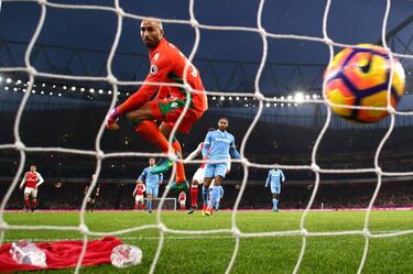 Özil stunner sends Arsenal top