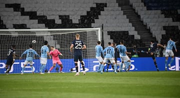 1-0. Marquinhos marcó el primer gol.