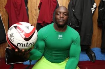 Adebayo Akinfenwa, futbolista inglés del AFC Wimbledon. Pesa más de 100 kg y mide más de 1.80. En la imagen posando tras un hat trick ante el Accrington Stanley cuando jugaba como delantero en el Northampton Town.
