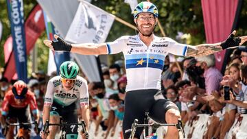 GETXO (BIZKAIA), 01/08/2021.- El ciclista italiano Giacomo Nizzolo (d), del Team Qhubeka NextHash, se ha proclamado este domingo vencedor del 76º Circuito de Getxo-Memorial Hermanos Otxoa, por delante de su compatriota Giovanni Aleott (c), del BORA-hansgrohe, y del colombiano Santiago Buitrago (i), del Bahrain Victorious. EFE/ Javier Zorrilla