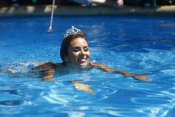 Jhendelyn Núñez cumplió con la tradición como reina del Festival de Viña del Mar, y se lanzó a la piscina del Hotel O'Higgins.