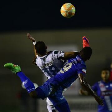 Colombia's Atletico Nacional player Alejandro Guerra (L) vies for the ball with Ecuador's Emelec Gabriel Achielier  during their Copa Libertadores football match at Jocay stadium in Manta, Ecuador, on May 7, 2015. AFP PHOTO / RODRIGO BUENDIA