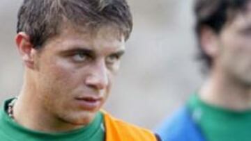 <b>DOLIDO</b>. A Joaquín no le gustó ver a Vicente y Reyes, dos zurdos, jugando por la banda derecha y estando él en el banquillo.