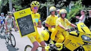 <b>EL SEGUNDO. </b>Contador muestra un cartel de referencias: ha ganado su segundo Tour de Francia.