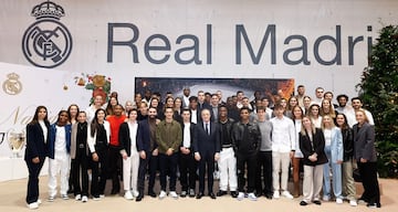 Florentino Prez pos junto a las plantillas masculina y femenina de ftbol y la seccin de baloncesto en la ciudad deportiva madridista.