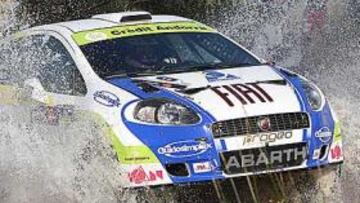 Albert Llovera en su Fiat.