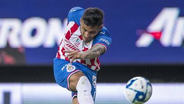 El atacante mexicano demostró que está hecho para la rivalidad de Guadalajara. Definió el duelo con este potente disparo.