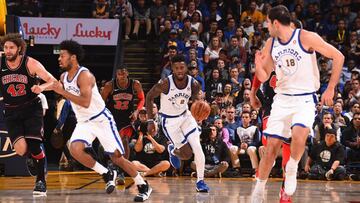 Jordan Bell bota el bal&oacute;n en un partido en el que los Warriors ganaron a los Bulls por 49 puntos de diferencia.