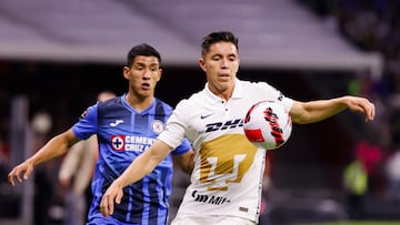 AME821. CIUDAD DE MÉXICO (MÉXICO), 12/04/2022.- El jugador de Cruz Azul Carlos Antuna (i) disputa el balón con Efraín Velarde (d) de Pumas hoy, durante el partido de vuelta de las semifinales de la Liga de Campeones de la Concacaf realizado en el Estadio Azteca de la Ciudad de México (México). EFE/José Méndez