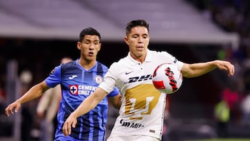 AME821. CIUDAD DE MÉXICO (MÉXICO), 12/04/2022.- El jugador de Cruz Azul Carlos Antuna (i) disputa el balón con Efraín Velarde (d) de Pumas hoy, durante el partido de vuelta de las semifinales de la Liga de Campeones de la Concacaf realizado en el Estadio Azteca de la Ciudad de México (México). EFE/José Méndez
