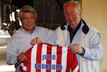 El presidente Enrique Cerezo posa junto a Julio Grondona.