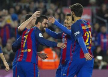 Los jugadores del F. C. Barcelona, Paco Alcácer,  Arda Turan, el brasileño Rafihna y el portugués André Gomes, celebran el cuarto gol del equipo blaugrana