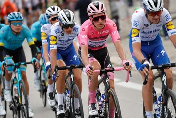 Joao Almeida con el maillot de líder durante la décima etapa del Giro 