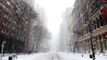 El clima invernal severo puede provocar apagones. Te explicamos lo que debes hacer si no cuentas con electricidad en una tormenta.