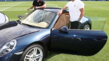 <b>CALENTANDO MOTORES. </b>Julio Baptista, con Sergio Sánchez en la presentación del acuerdo de colaboración del club con la marca Porsche.