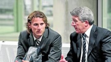 <b>¿QUÉ TE PASA? </b>Cerezo dialogó a solas durante diez minutos con Forlán en el aeropuerto de Larnaka.