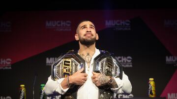 Ilia Topuria con sus dos cinturones.