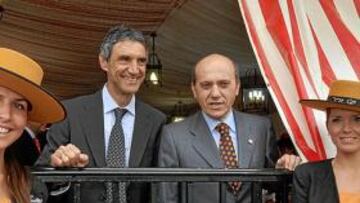 <b>A RITMO DE REBUJITO. </b>La plantilla almorzó con el Consejo en la Feria con la esperanza de rematar bien la temporada.