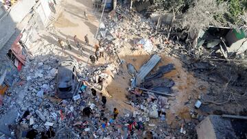 Palestinians inspect the site of an Israeli strike on a house, amid the ongoing conflict between Israel and the Palestinian Islamist group Hamas, in Rafah, in the southern Gaza Strip, May 8, 2024. REUTERS/Mohammed Salem