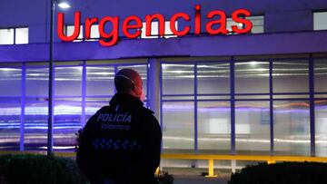 Un Polic&iacute;a Local de Valdemoro ante la puerta de Urgencias antes del homenaje a los Servicios Sanitarios y Polic&iacute;as que tiene lugar cada d&iacute;a a las 20:00 horas en la puerta del Hospital Infanta Elena de Valdemoro como agradecimiento a s