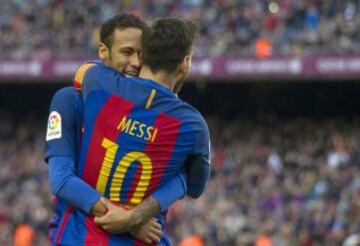 Messi celebra con Neymar el 2-0.